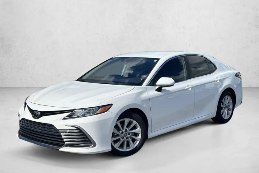 2022 Toyota Camry LE photo 1