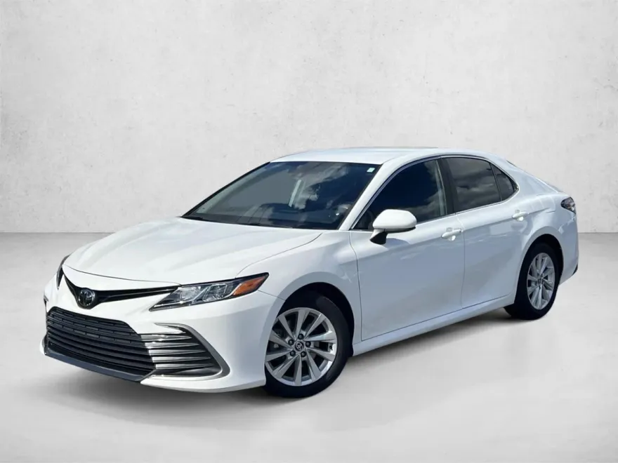 2022 Toyota Camry LE photo 1