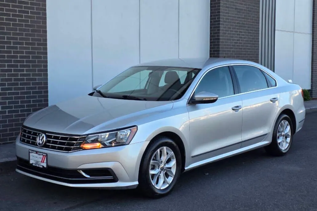 2016 Volkswagen Passat S photo 1