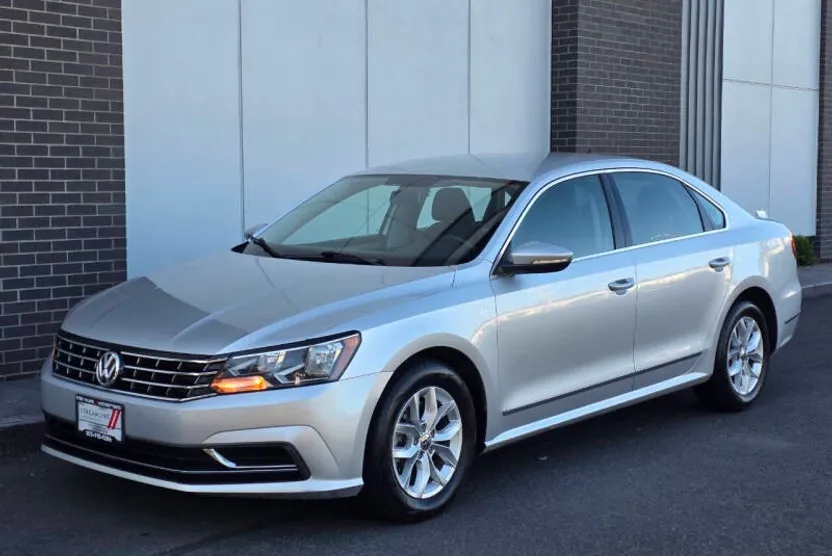 2016 Volkswagen Passat S photo 1