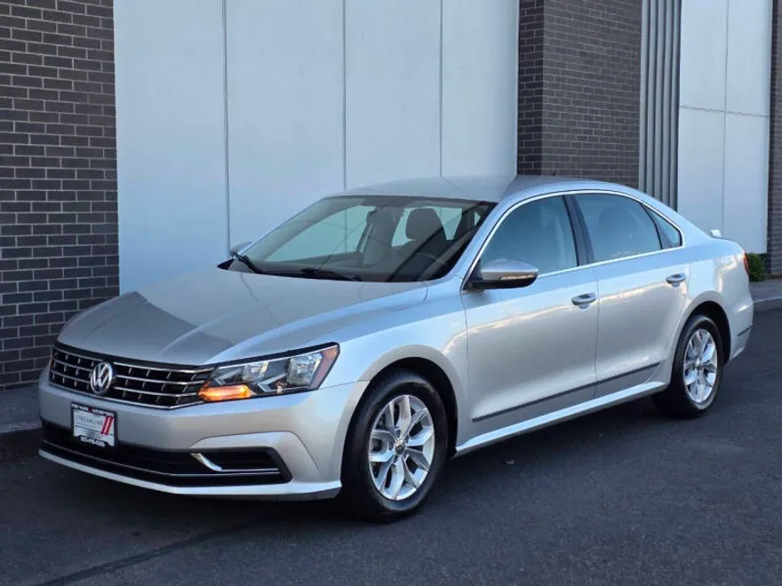 2016 Volkswagen Passat S photo 1