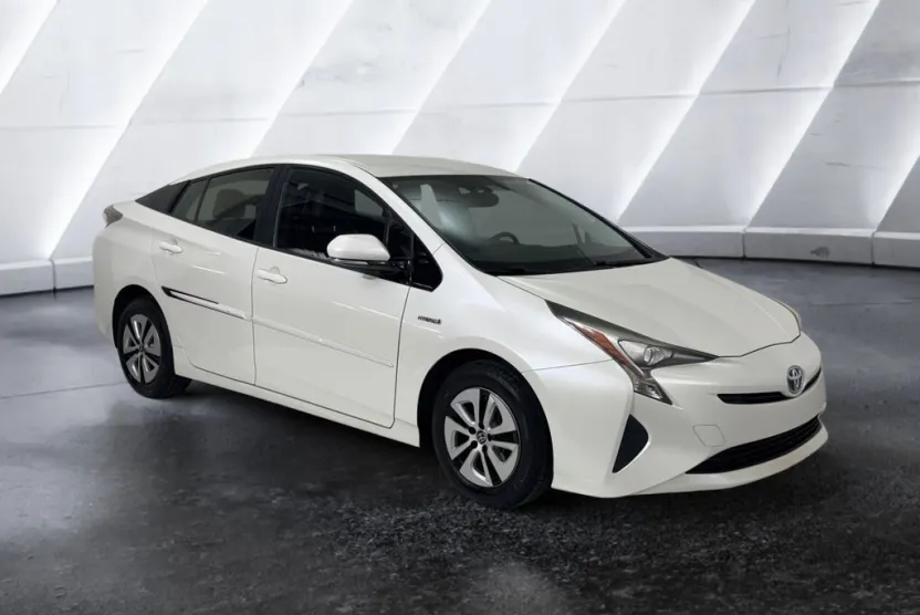 2016 Toyota Prius Four photo 1