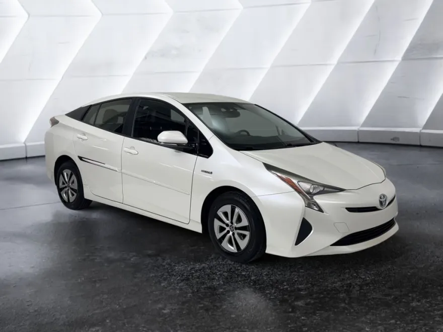 2016 Toyota Prius Four photo 1