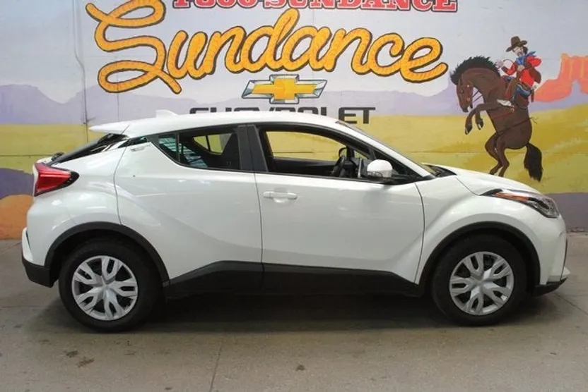 2021 Toyota C-HR LE photo 1