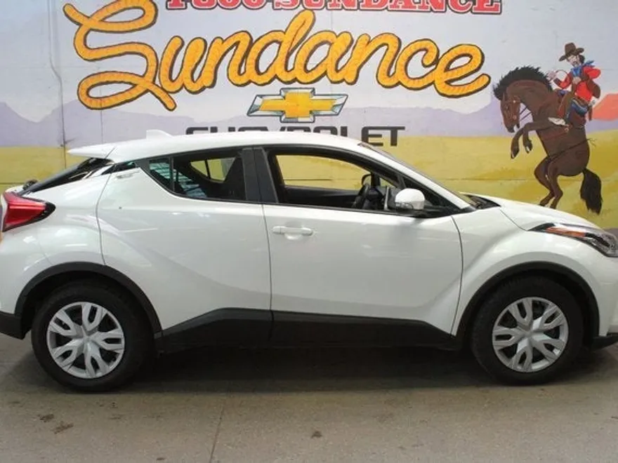 2021 Toyota C-HR LE photo 1