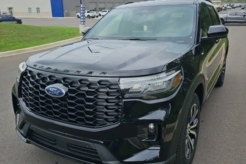 2025 Ford Explorer ST-Line photo 1