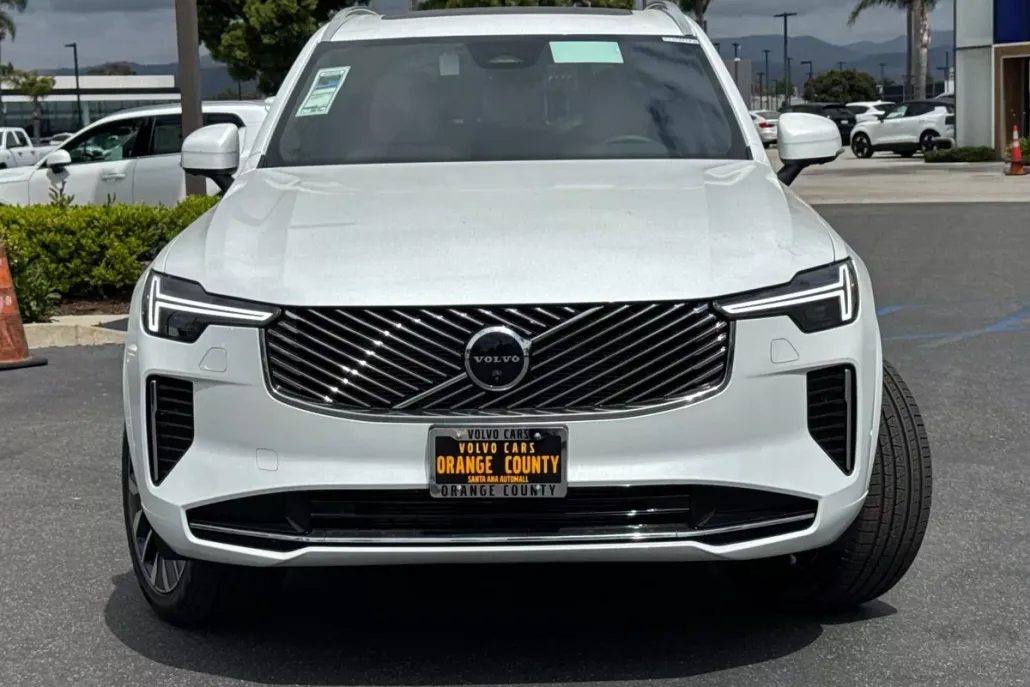 2025 Volvo XC90 B5 Plus photo 1