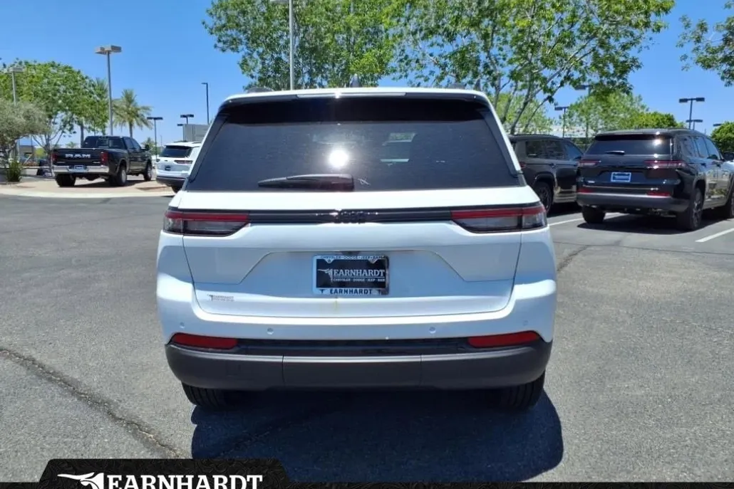 2025 Jeep Grand Cherokee Laredo Altitude photo 1
