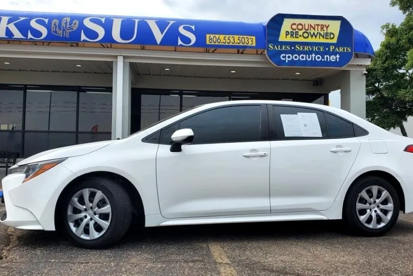 2022 Toyota Corolla LE photo 1