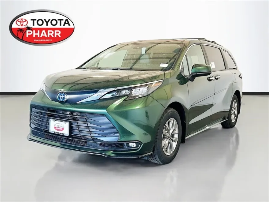 2025 Toyota Sienna XLE photo 1