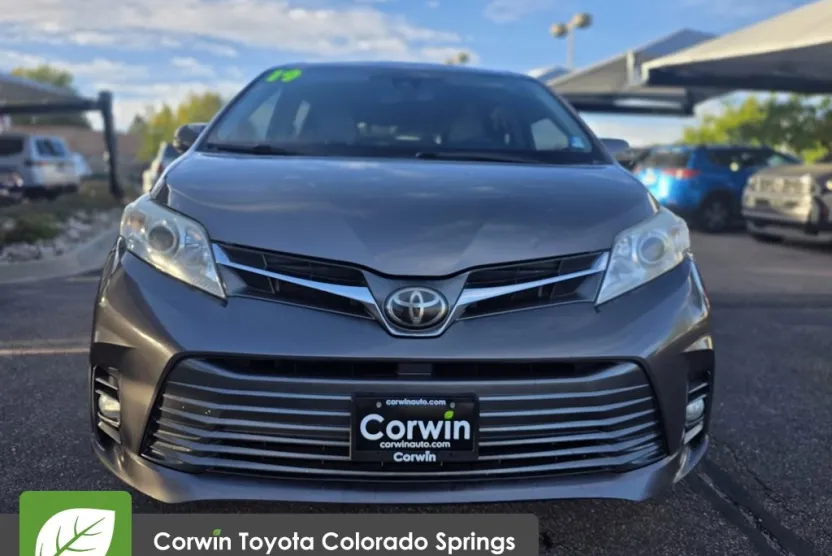 2019 Toyota Sienna XLE photo 1