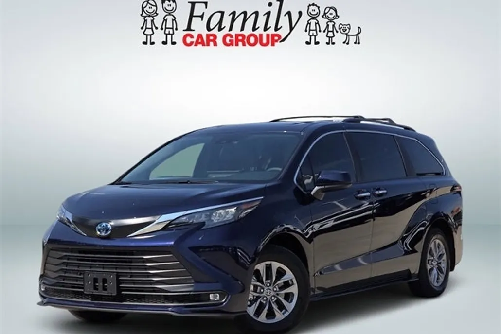 2025 Toyota Sienna XLE photo 1