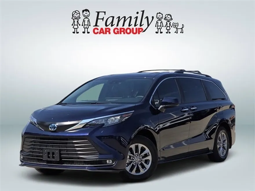 2025 Toyota Sienna XLE photo 1