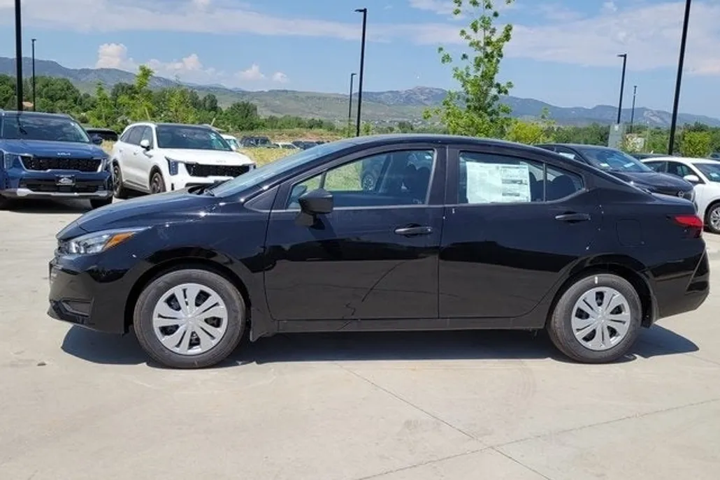 2025 Nissan Versa 1.6 S photo 1