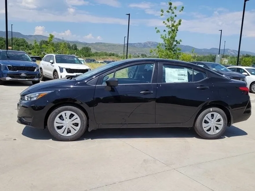 2025 Nissan Versa 1.6 S photo 1