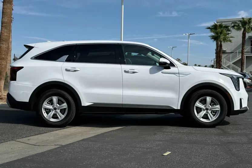 2025 Kia Sorento LX photo 1