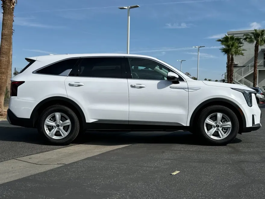 2025 Kia Sorento LX photo 1