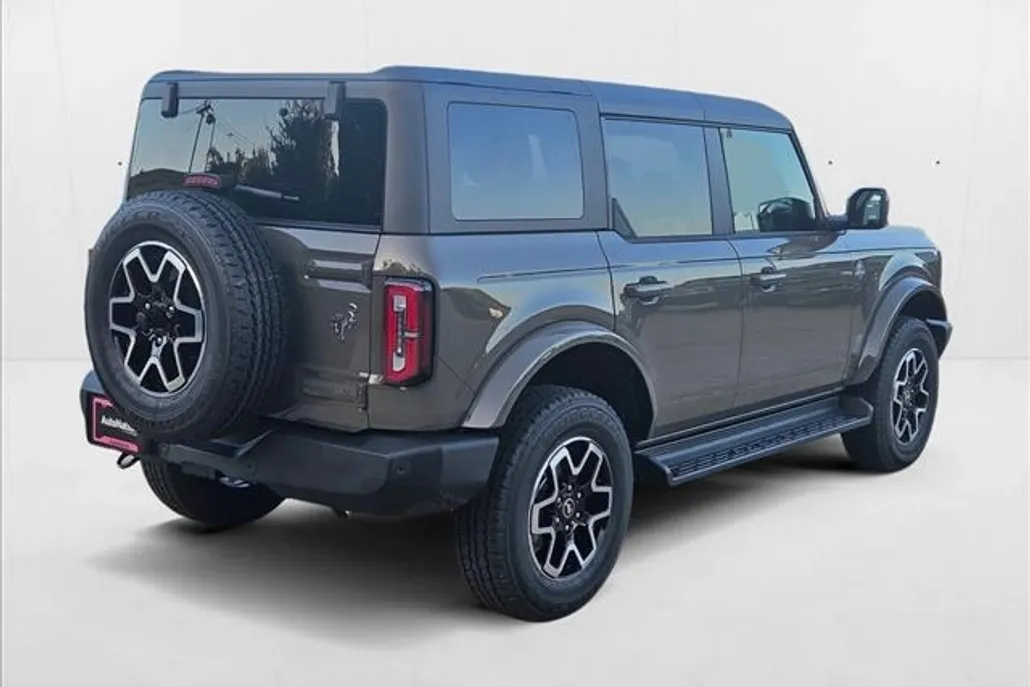 2025 Ford Bronco Outer Banks photo 1