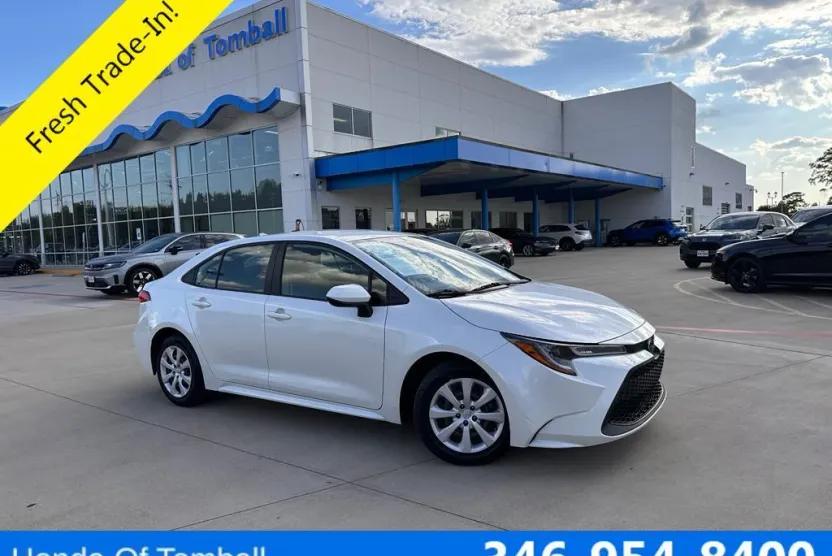 2021 Toyota Corolla LE photo 1