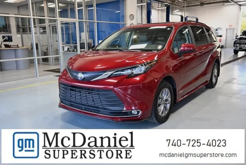 2021 Toyota Sienna XLE photo 1