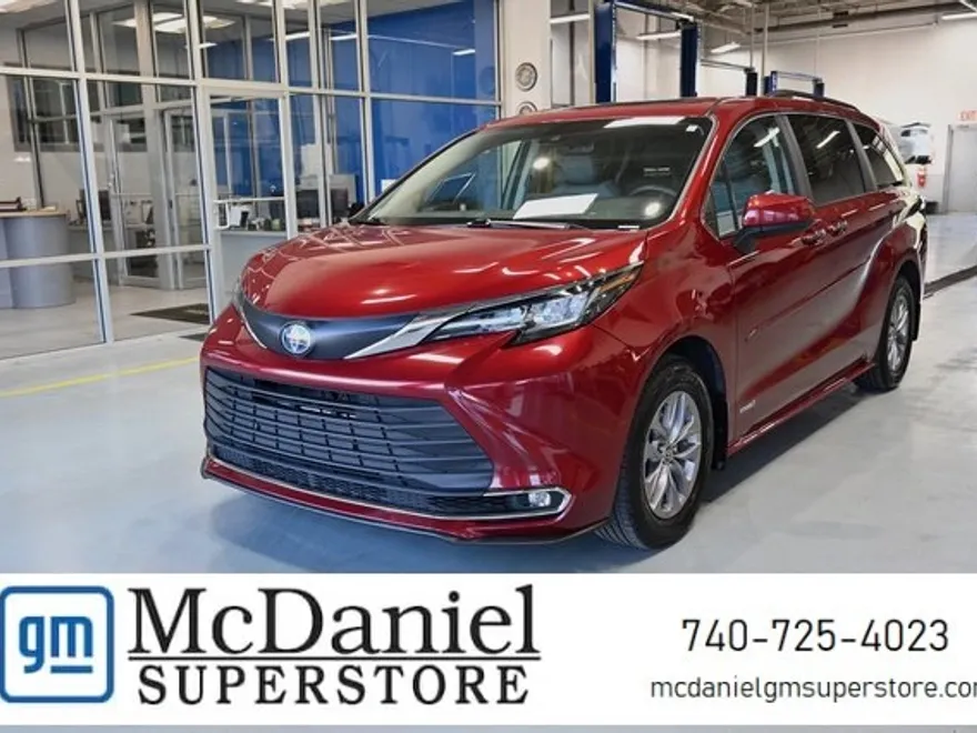 2021 Toyota Sienna XLE photo 1
