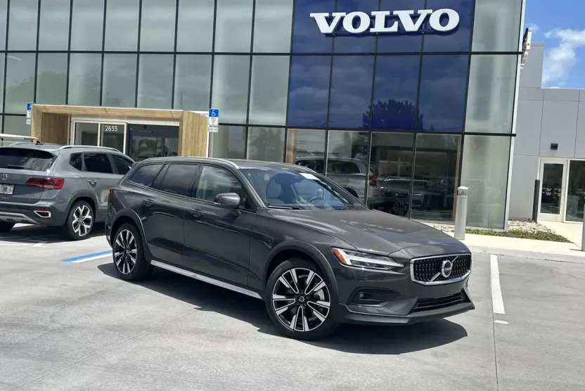 2025 Volvo V60 Cross Country B5 AWD photo 1