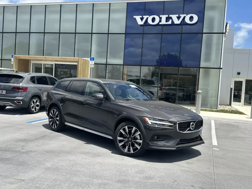 2025 Volvo V60 Cross Country B5 AWD photo 1