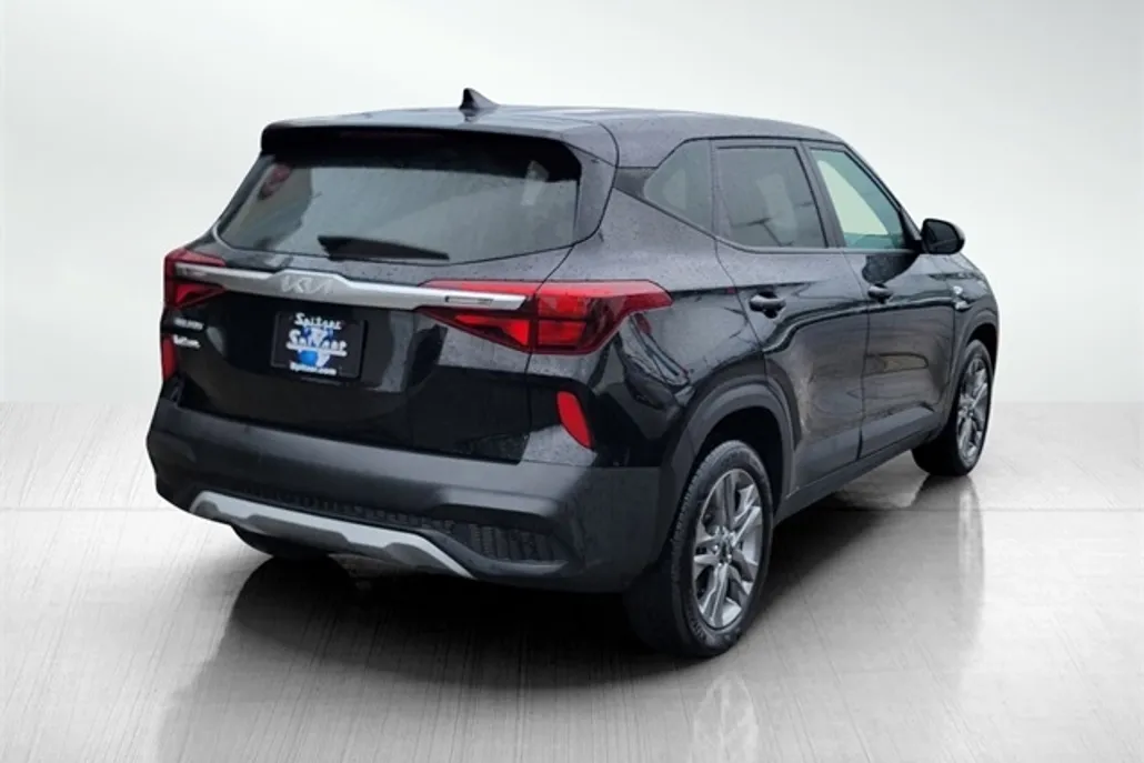 2023 Kia Seltos LX photo 1