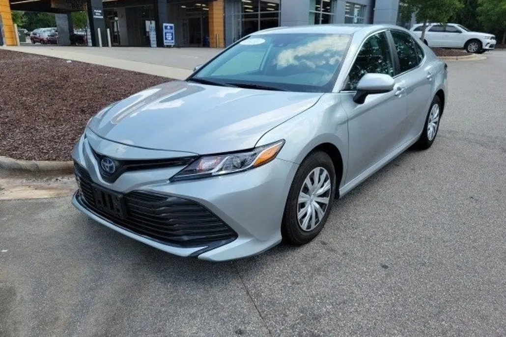 2020 Toyota Camry Hybrid LE photo 1
