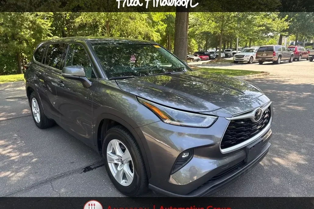 2021 Toyota Highlander LE photo 1