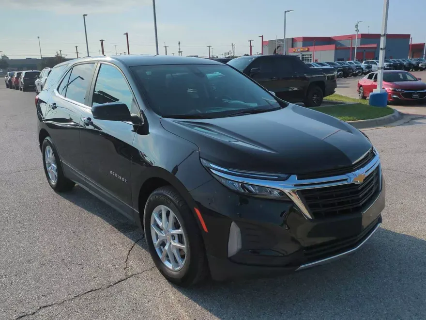2023 Chevrolet Equinox LT photo 1