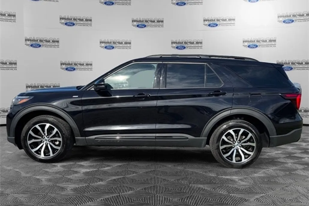 2025 Ford Explorer ST-Line photo 1