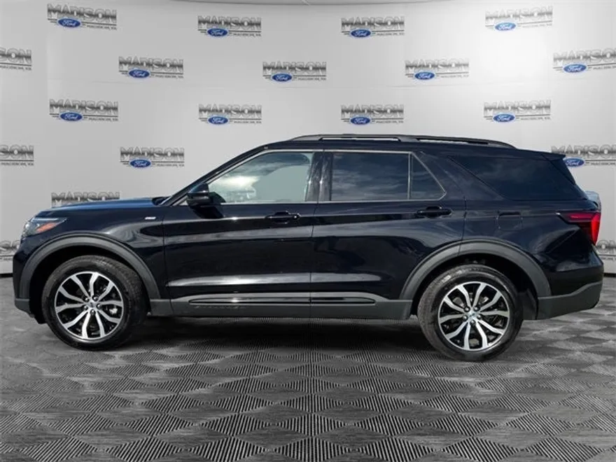 2025 Ford Explorer ST-Line photo 1