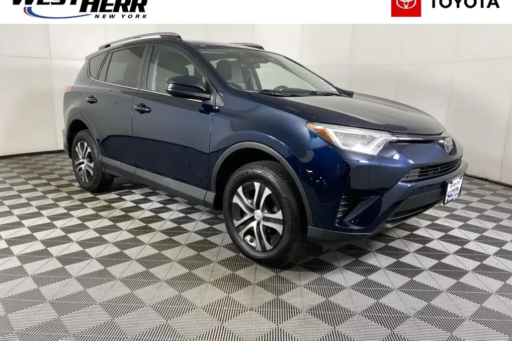 2018 Toyota RAV4 LE photo 1