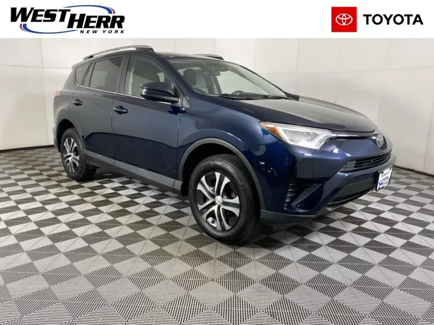2018 Toyota RAV4 LE photo 1