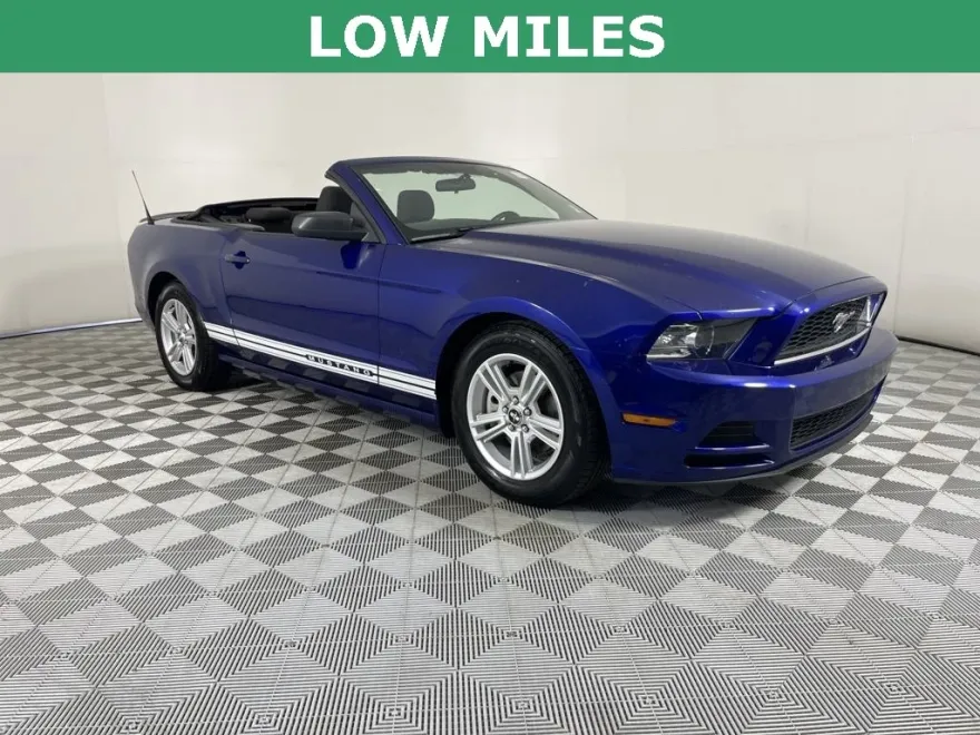 2013 Ford Mustang V6 Convertible photo 1