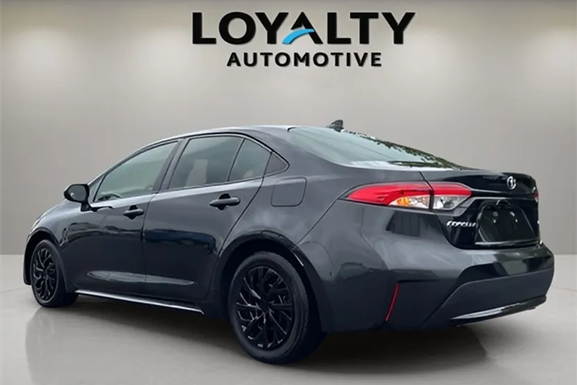 2021 Toyota Corolla LE photo 1