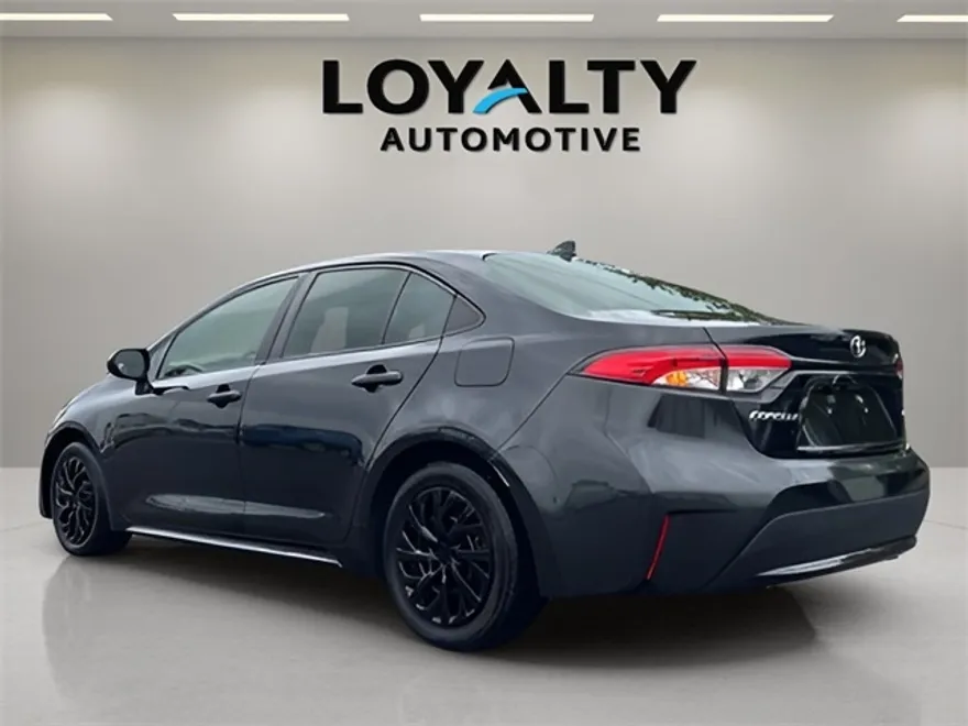 2021 Toyota Corolla LE photo 1