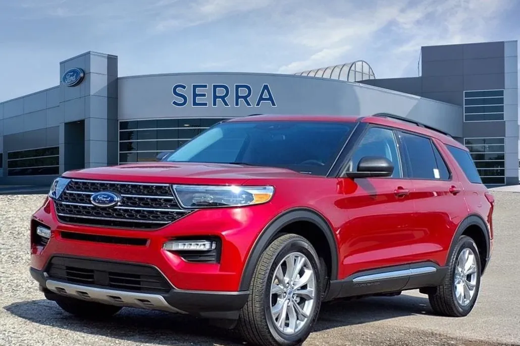 2023 Ford Explorer XLT photo 1