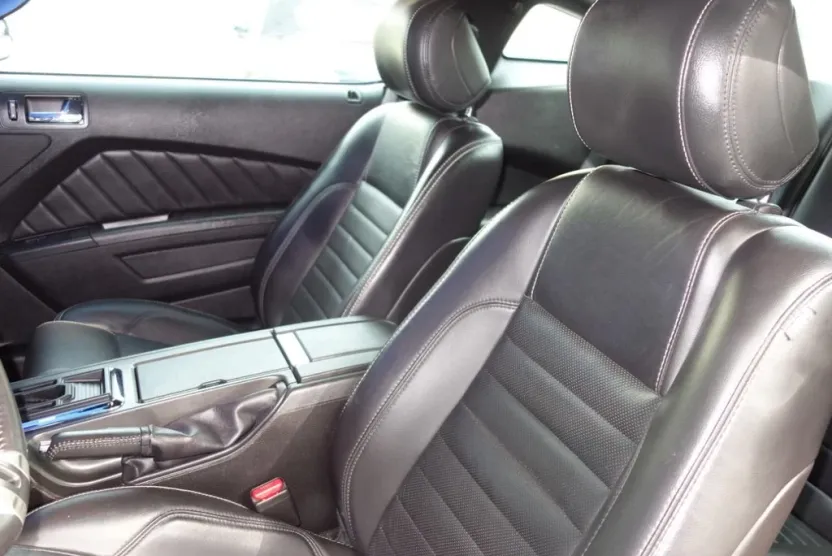 2013 Ford Mustang V6 Premium photo 1