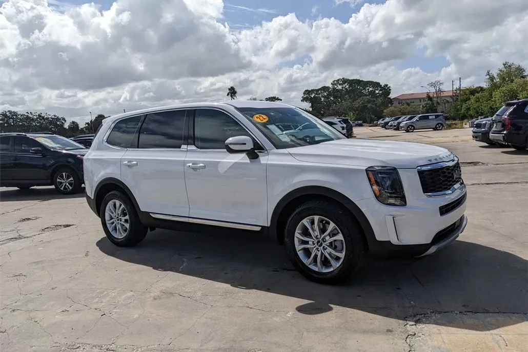 2022 Kia Telluride LX photo 1