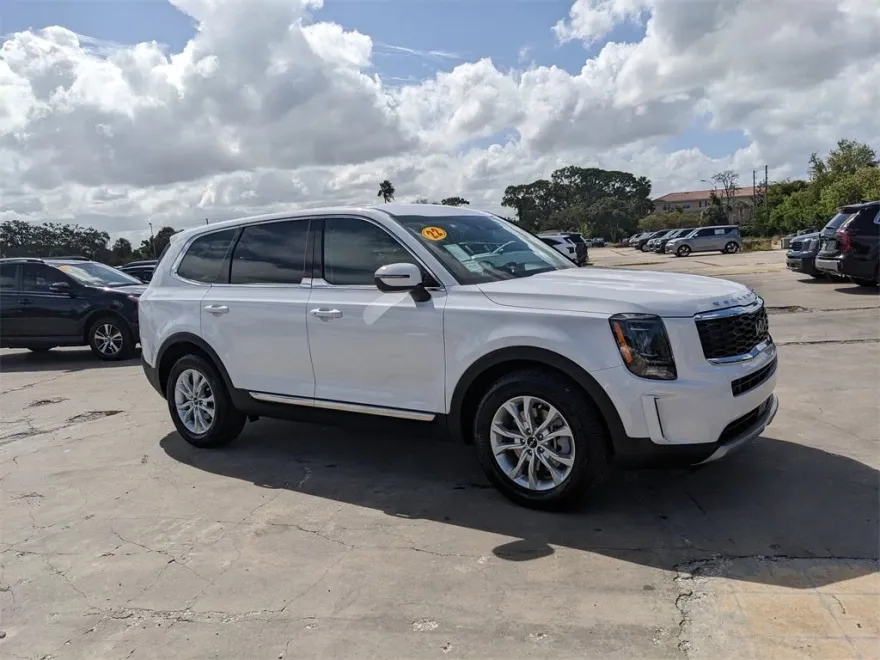 2022 Kia Telluride LX photo 1