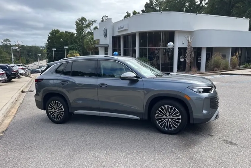 2025 Volkswagen Tiguan S photo 1