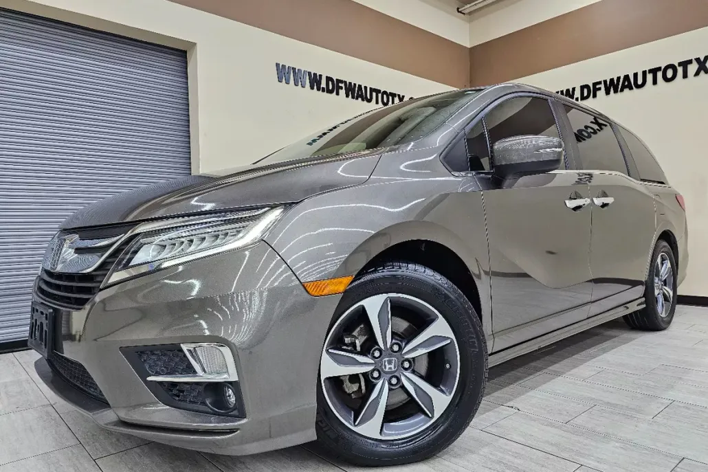 2018 Honda Odyssey Touring photo 1