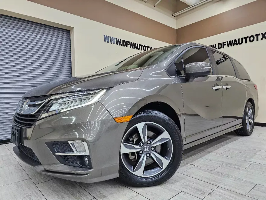 2018 Honda Odyssey Touring photo 1