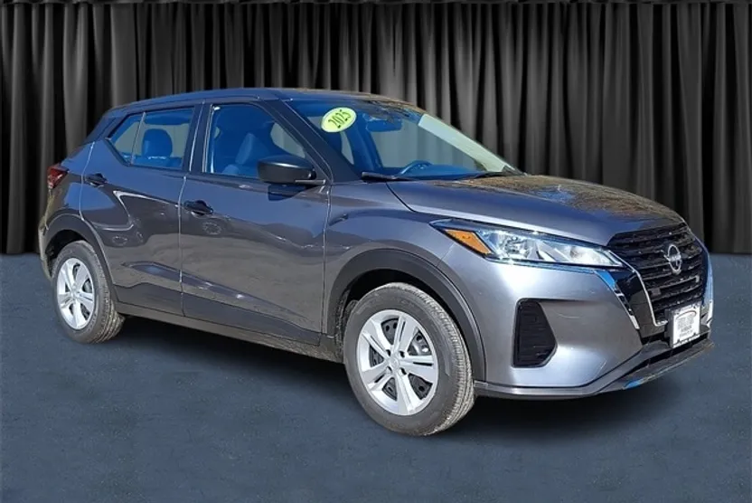 2025 Nissan Kicks Play S photo 1