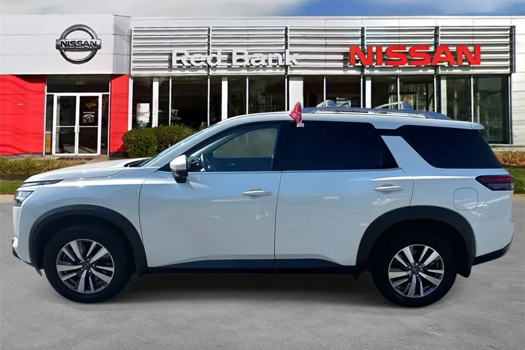2024 Nissan Pathfinder SL photo 1