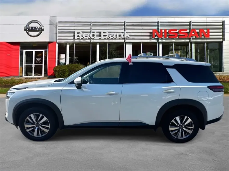 2024 Nissan Pathfinder SL photo 1
