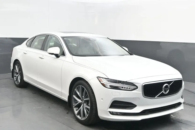 2017 Volvo S90 T5 Momentum photo 1