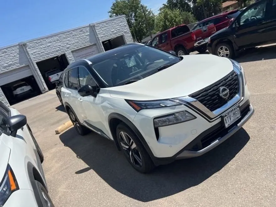 2023 Nissan Rogue SL photo 1